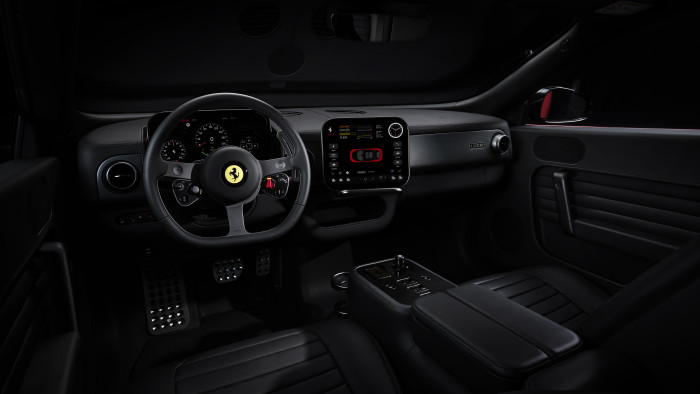 Das Zentraldisplay ist stark auf den Fahrer ausgerichtet. (Foto: Ferrari) 
