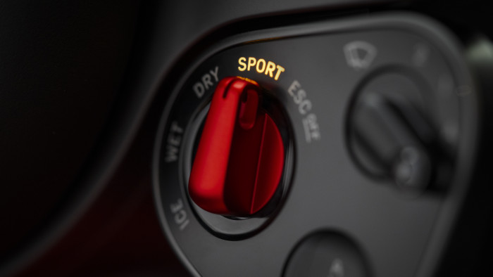Der Luce hat viele haptische Bedienelemente für unterschiedliche Fahrsituationen. (Foto: Ferrari) 