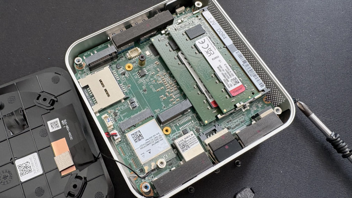 Geekom A5 Pro - WLAN-Karte unter der SSD (Bild: Mike Faust/Golem)