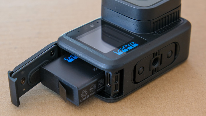 Seitlich ist wie bei fast allen neueren Gopro-Kameras das Akku- und SD-Kartenfach. (Bild: Steinlechner / Golem)