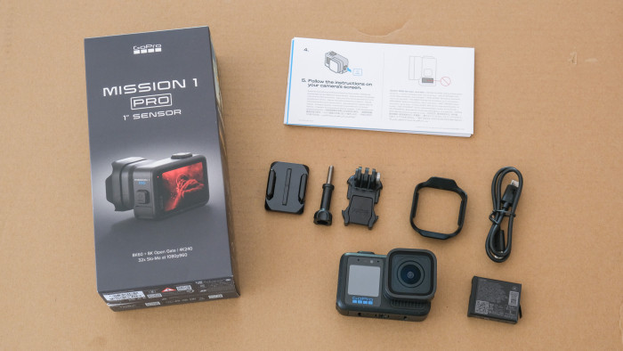 Das befindet sich alles in der Packung der neuen Gopro-Kamera. (Bild: Steinlechner / Golem)