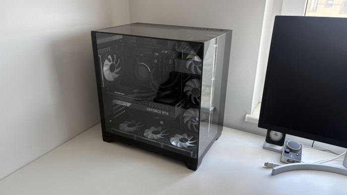 Trotz seiner Größe passt der Golem-PC in eine Ecke auf dem Schreibtisch. (Bild: Mike Faust/Golem)