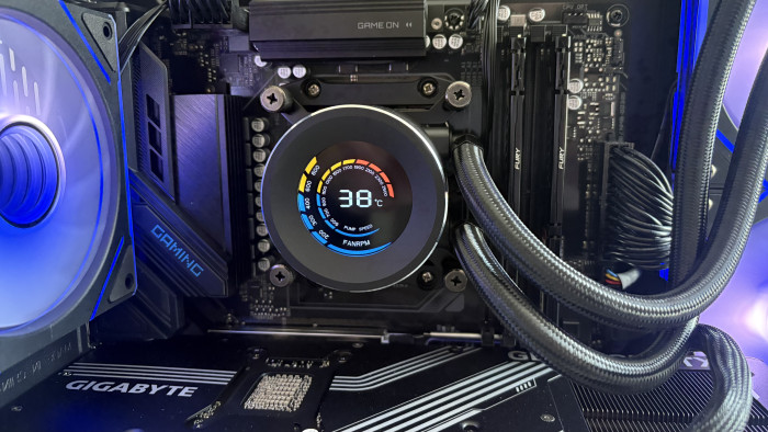 Auf dem LCD-Bildschirm lassen sich die CPU-Temperatur, die Geschwindigkeit der Lüfter und der Wasserkühlung ablesen. (Bild: Mike Faust/Golem)