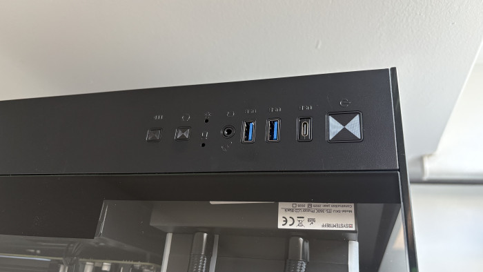 Das "Frontpanel" ist an der Oberseite verbaut und gut erreichbar. (Bild: Mike Faust/Golem)