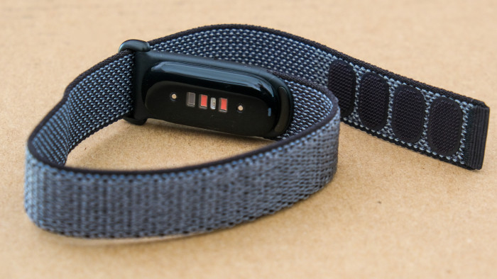 Die Sensoren von Fitbit Air streuen kaum Licht nach außen. (Bild: Peter Steinlechner / Golem)