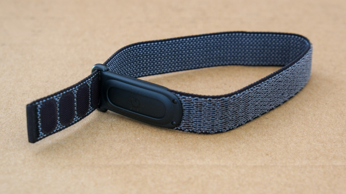 Das Wearable wird per Klett gesichert. (Bild: Peter Steinlechner / Golem)
