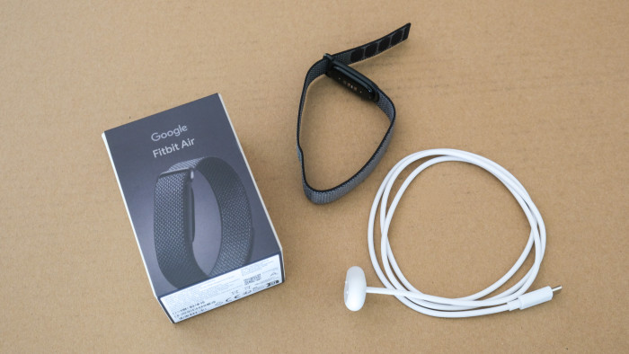 Der Packungsinhalt von Fitbit Air (Bild: Peter Steinlechner / Golem)
