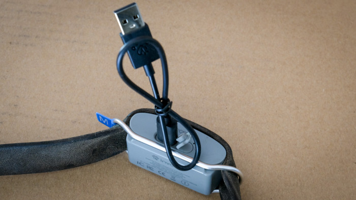 Geladen wir per USB-C, der Akku hält rund zwei Wochen. (Bild: Steinlechner/Golem)