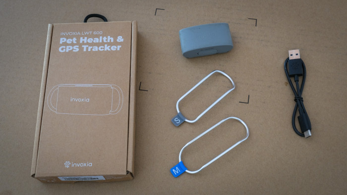 Der Packungsinhalt des Biotracker 2026; die Klammern sind für die Befestigung am Halsband (zwei Größen). (Bild: Steinlechner/Golem)