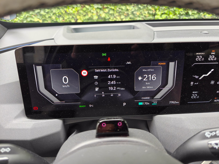 Das Fahrdisplay des EV5 ist identisch mit denen anderer Kia-Modelle. (Bild: Martin Wolf/Golem)