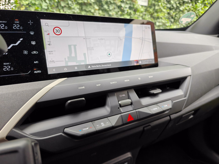 Das dreigeteilte Infotainmentsystem verwendet Kia auch beim EV3 und beim EV4. (Bild: Martin Wolf/Golem)