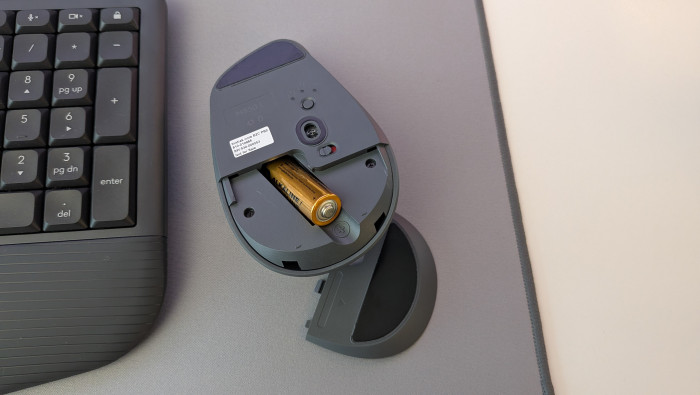 Die Maus Signature Comfort Plus wird mit einer AA-Batterie betrieben. (Bild: Ingo Pakalski/Golem)