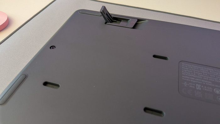 Die Füße an der Tastatur Signature Comfort Plus lassen sich ausklappen. (Bild: Ingo Pakalski/Golem)