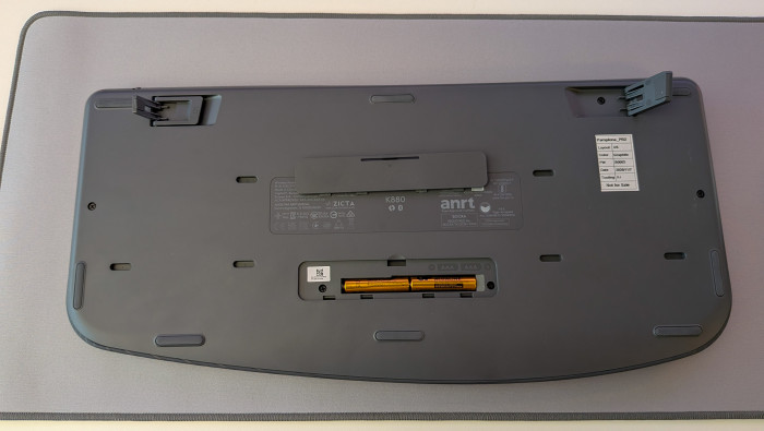 Die Tastatur Signature Comfort Plus benötigt zwei AAA-Batterien. (Bild: Ingo Pakalski/Golem)