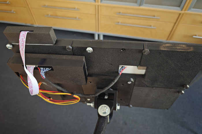 Die Gehäuse lassen sich per Powerstrips an dem Rahmen befestigen. (Foto: Friedhelm Greis/Golem)