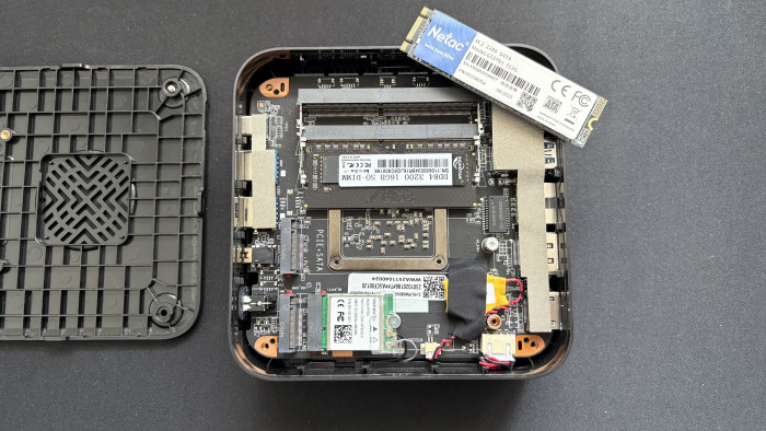 Nipogi E3B - WLAN-Karte unter der SSD (Bild: Mike Faust/Golem)