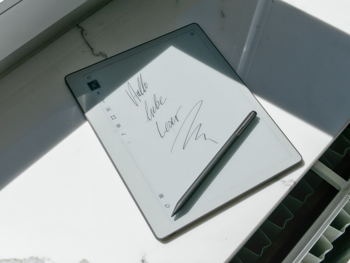 Das Tablet ist kompakter als das Remarkable 2, was am kleineren Gehäuse liegt. (Bild: Tobias Költzsch/Golem)