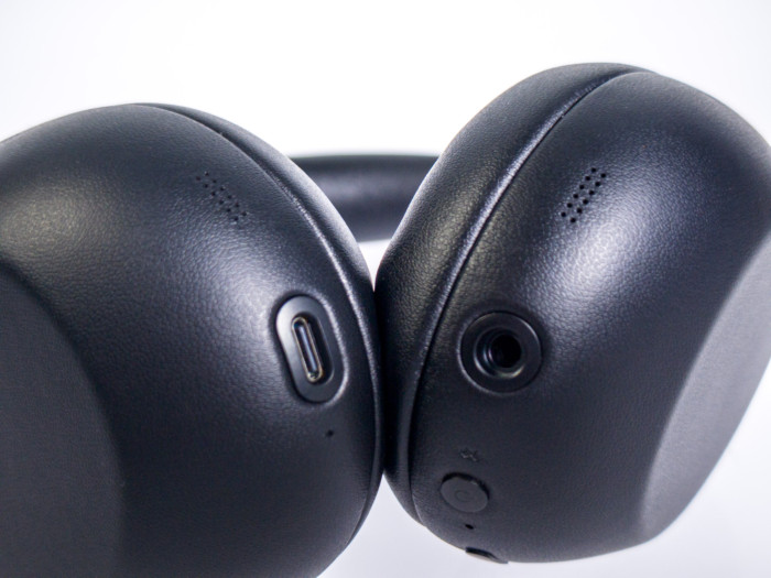 Der WH-1000XXX hat mit Metall umhüllte USB-C- und eine 3,5-mm-Klinkenbuchse. (Bild: Martin Wolf/Golem)