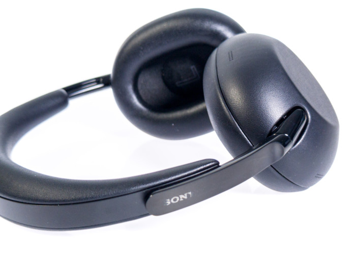 Am Bügel aus Metall ist ein Sony-Schriftzug eingefräst. (Bild: Martin Wolf/Golem)