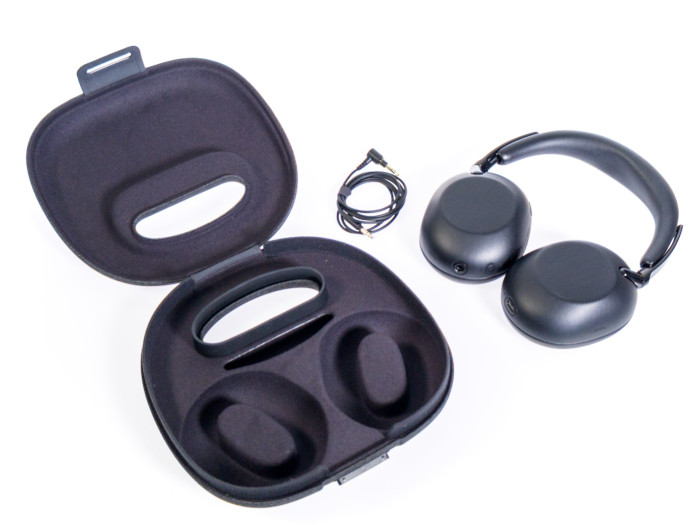 Der WH-1000XX alias 1000X The Collexion wird mit Tasche und 3,5-mm-Klinkenkabel ausgeliefert. Ein Ladekabel liegt nicht bei. (Bild: Martin Wolf/Golem)