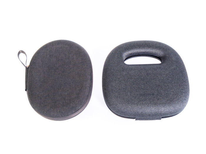 Links die kompakte Tasche des alten WH-1000XM4 und rechts die größere Tasche des WH-1000XX (Bild: Martin Wolf/Golem)