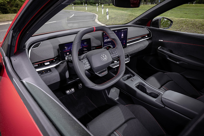 Im Innenraum finden sich ebenfalls viele rote Zierelemente. (Foto: VW) 