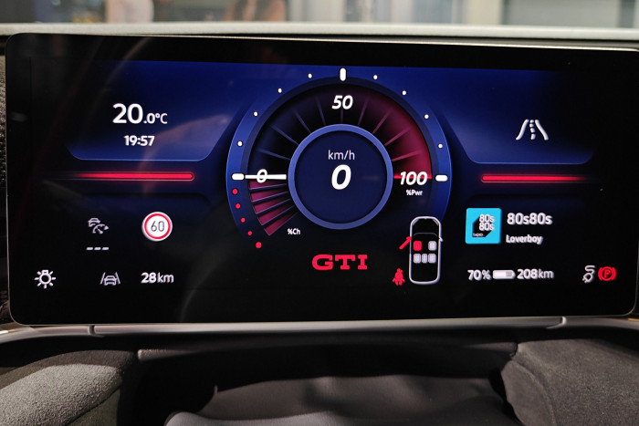 Im GTI-Modus ändert sich die Anzeige im Fahrerdisplay. (Foto: Friedhelm Greis/Golem)  