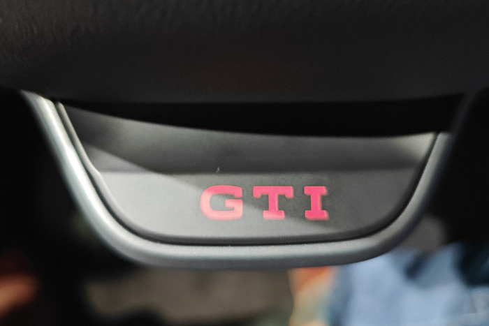 Um den GTI-Modus zu aktivieren, gibt es unten am Lenkrad eine eigene Taste. (Foto: Friedhelm Greis/Golem) 