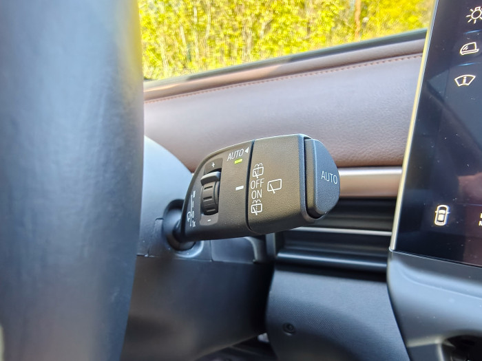 Die Wischautomatik lässt sich direkt über einen Button am rechten Lenkradhebel aktivieren. (Bild: Martin Wolf/Golem)