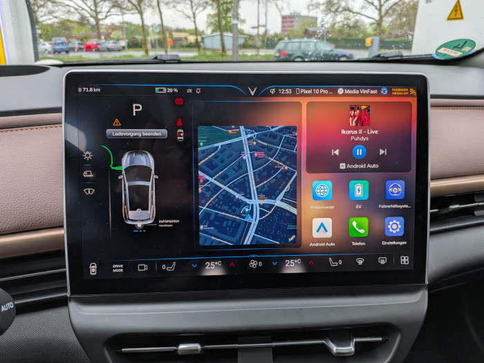 Das Infotainmentsystem des VF6 ist zweigeteilt. Im linken Drittel werden immer Informationen zum Fahrzeug angezeigt. (Bild: Tobias Költzsch/Golem)