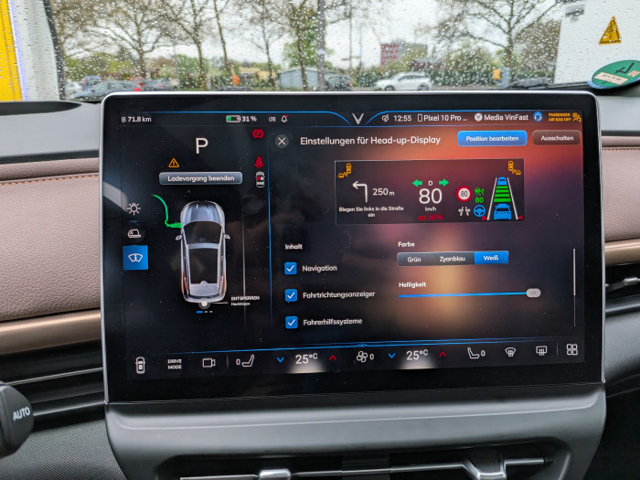 Der VF6 hat ein gutes Head-up-Display, das sich konfigurieren lässt. (Bild: Tobias Költzsch/Golem)