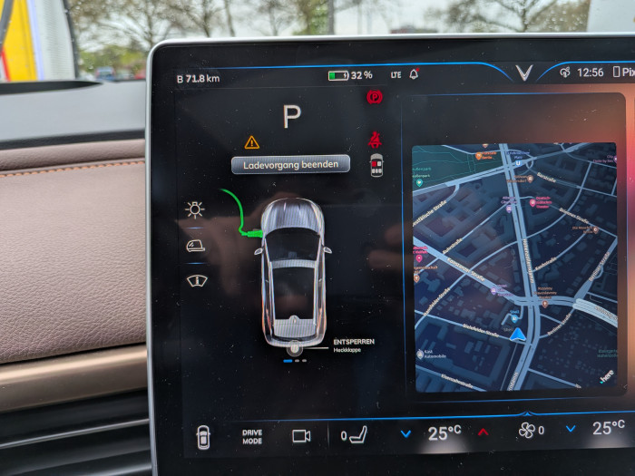 Im linken Bereich des Infotainment-Screens werden Informationen zum Fahrzeug angezeigt. (Bild: Tobias Költzsch/Golem)