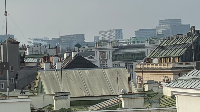 von links: Kurzwellenantenne, eine VHF-Vertical, zwei Discones und zwei weitere Verticals. Auffällig ist der zeltartige Dachaufbau, aus dem linkerhand ein Rohr herausführt. (Bild: CC 3.0 Nomen Nescio)