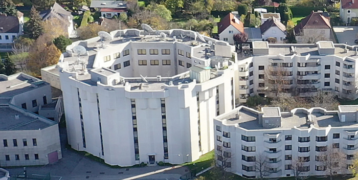 Diese Luftaufnahme einer Drohne zeigt den zentralen Teil der Anlage. Der Aufbau mit dem Schrägdach ist der Kontrollraum für die Sat-Antennen. (Bild: CC 3.0 Nomen Nescio)