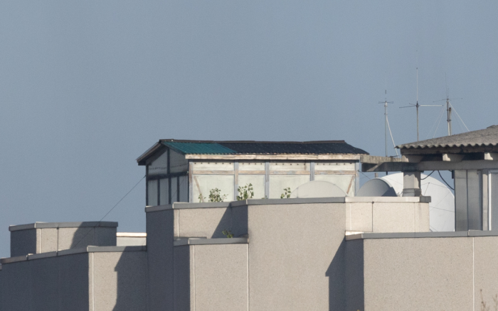 Diese Holzkonstruktion mit Plastikmatten ist insgesamt so leicht, dass sie mit Abspannungen befestigt werden muss. Am Dach des Kontrollraums stehen neben einer Discone zwei weitere VHF/UHF-Antennen des italienischen Herstellers Sirio. (Bild: CC 3.0 Nomen Nescio)