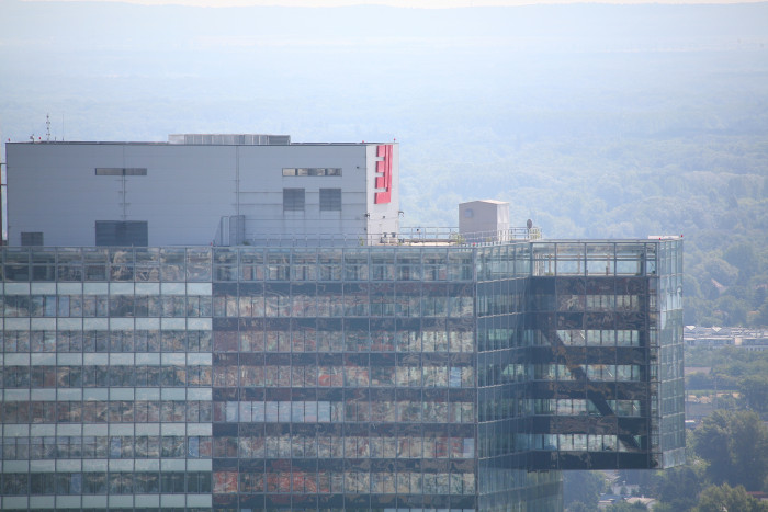 Der IZD-Tower wurde von einem Investorenkonsortium Ende der 1990er Jahre errichtet. Der auffällige Vorbau ganz oben wurde angeblich auf Wunsch der US-Amerikaner nachträglich in den Bauplan integriert. (Bild. CC 3.0 Nomen Nescio)
