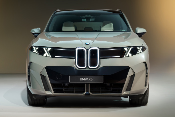 Optisch orientiert sich die Front mit der vertikal ausgerichteten und illuminierten Niere an den iX3. (Foto: BMW) 