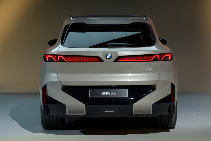 Die Heckleuchten erstrecken sich fast über die gesamte Fahrzeugbreite. (Foto: BMW) 