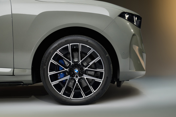 Die Einstiegsmodelle rollen serienmäßig auf 21-Zoll-Felgen, gegen Aufpreis sind 22 und 23 Zoll verfügbar. (Foto: BMW) 