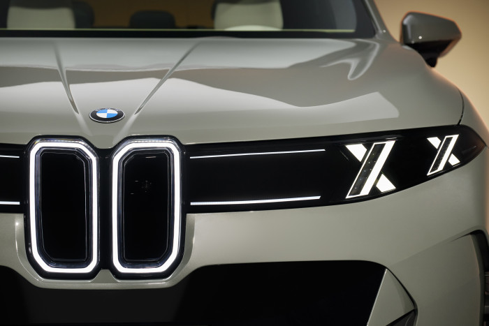 Neu in der Front sind Lichtelemente in der Form eines doppelten X. (Foto: BMW) 