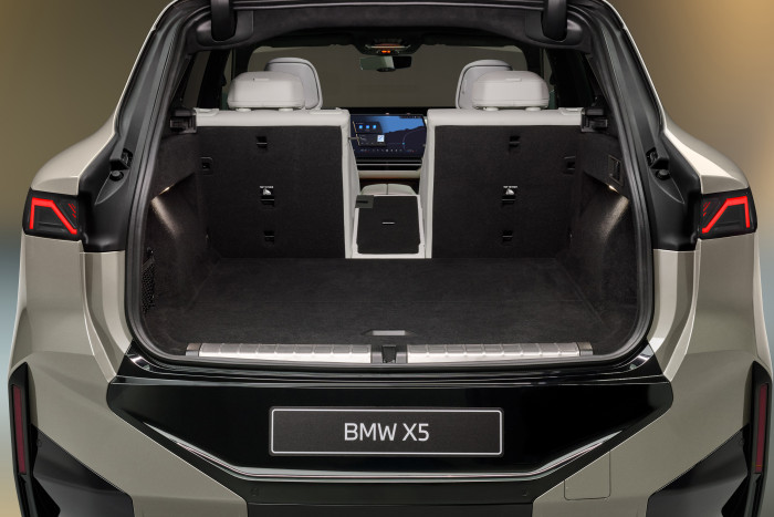 Die Sitze lassen sich im Verhältnis 40:20:40 umklappen. (Foto: BMW) 