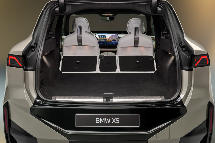 Mit umgeklappten Rücksitzen steigt das Ladevolumen auf 1.850 Liter. (Foto: BMW)