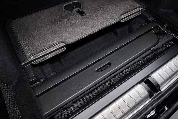 Unter der Kofferraumabdeckung gibt es einen kleinen Stauraum. (Foto: BMW) 