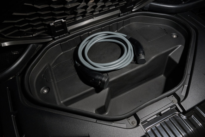 Mit einem Volumen von 53 Litern reicht der Platz unter der Fronthaube für ein Ladekabel. (Foto: BMW) 