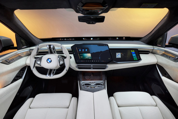 Im Innenraum setzt BMW das neue Bedienkonzept mit der sogenannten Panoramic Vision fort. (Foto: BMW) 
