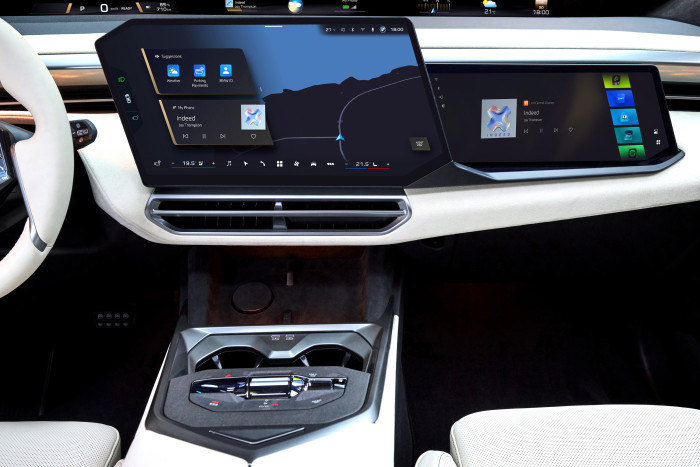Zusätzlich zum Zentralbildschirm gibt es gegen Aufpreis noch einen Bildschirm für den Beifahrer. (Foto: BMW)
