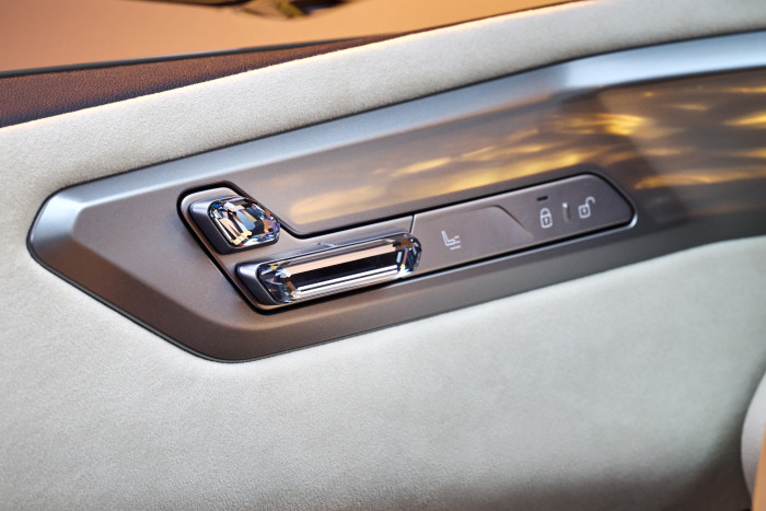Die Kristalloptik der Regler findet sich auch in den Schaltern für die Sitzeinstellung in den Türen. (Foto: BMW) 