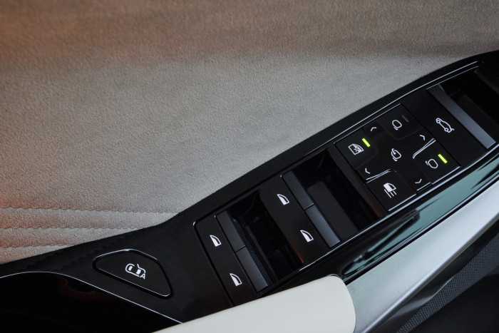 Mit dem Taster links unten lassen sich die Türen elektrisch öffnen. (Foto: BMW) 
