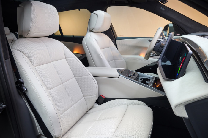 Der Innenraum wirkt sehr aufgeräumt. (Foto: BMW) 
