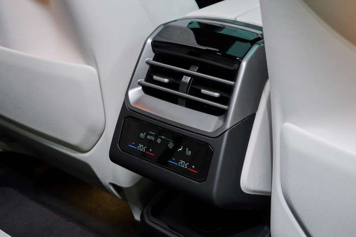 Für die Passagiere im Fond gibt es ein Panel zur Klimaeinstellung. (Foto: BMW) 